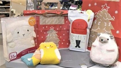 ツボ刺激でポカポカ…まるでコタツな靴下＆薄さ1ミリのヒーター　癒やしも兼ねたロフトの“あったかグッズ”