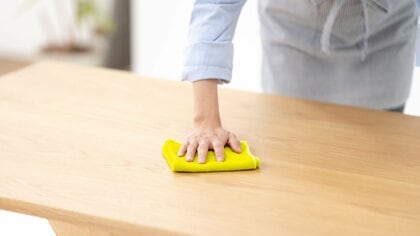 もしかして“雑菌”を塗り広げていない？テーブルが汚れる「3つの習慣」と清潔な状態に保つ「正しい拭き方」