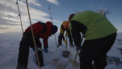雪で埋もれた気象観測小屋で奮闘　南極観測隊