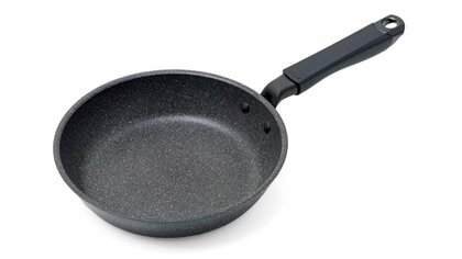 傷んだら復活しない！ふっ素樹脂加工フライパンにまつわる疑問の解消とメーカーが教える「長持ちする使い方」