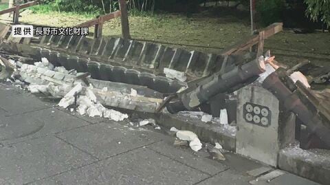 長雨が影響か　国の史跡「真田邸」の土塀が約50ｍ倒壊　「一気に崩れて驚いた」バラバラの瓦や木材が歩道を覆う　木材が劣化、水分を含み重みに耐えられらなくなった可能性　長野市松代町