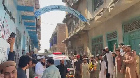 校舎の屋根崩れ生徒や教師巻き込まれる　28人死亡大半が12歳以下　約20人負傷で数人が重体　当時は授業中　パキスタン北西部