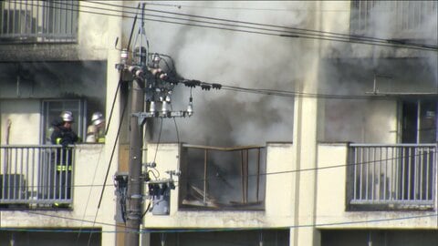 マンション4階から激しい黒煙　61歳男性が住む部屋から出火　けが人なし　富山市