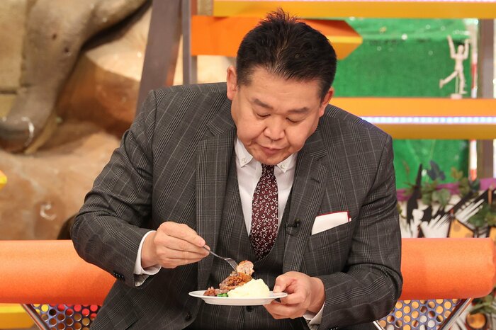 力士たちの視線をあびながら試食する花田虎上さん