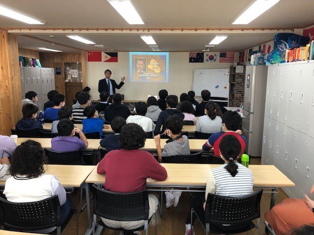 多様な人種と年齢の子の学びの場だ