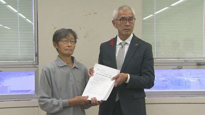 県立松代病院を守る会 村山繁一 会長(左)/金井健一 病院局長(右)