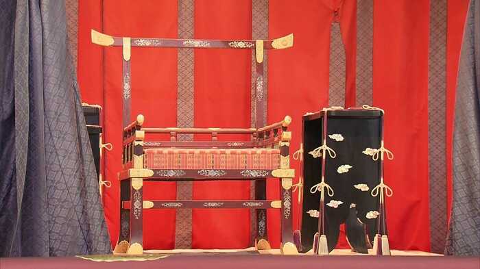 御座(御椅子)と三種の神器のうち剣を置く台