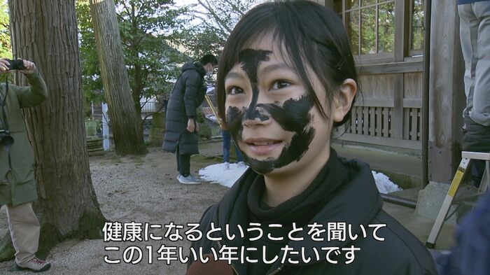 顔に墨を付けて健康を願う