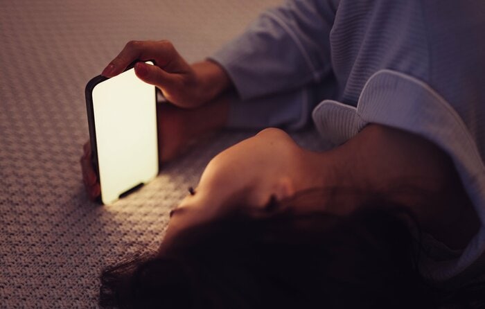 スマホの明るさにも気を付けよう(画像はイメージ)