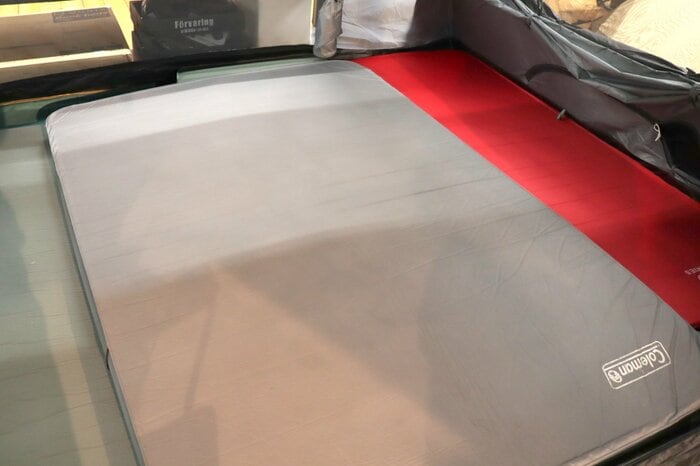 自動で空気が注入されるインフレーターマット（撮影：風来堂）