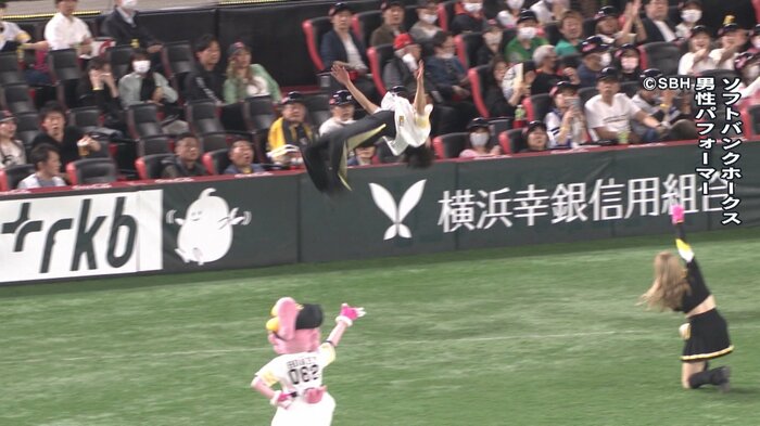 アクロバティックなパフォーマンスを披露する 男性パフォーマー