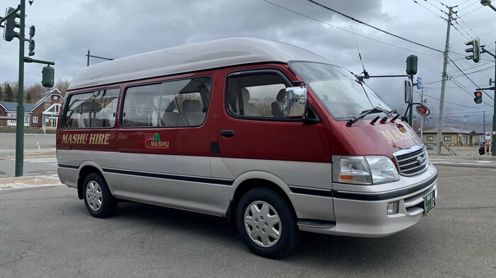 送迎に使うジャンボタクシー。10人ほど乗車できる(提供:弟子屈町)
