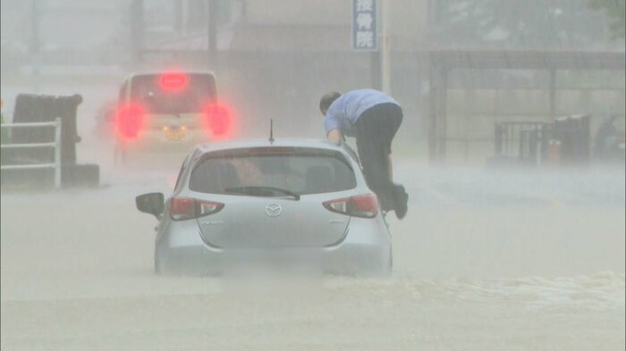 水没した車から脱出する人(2023年6月2日・磐田市)
