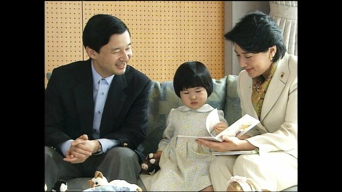 2003年12月 絵本をご覧になる愛子さま