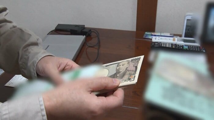 封筒には大事に貯めていた50万円の札束も