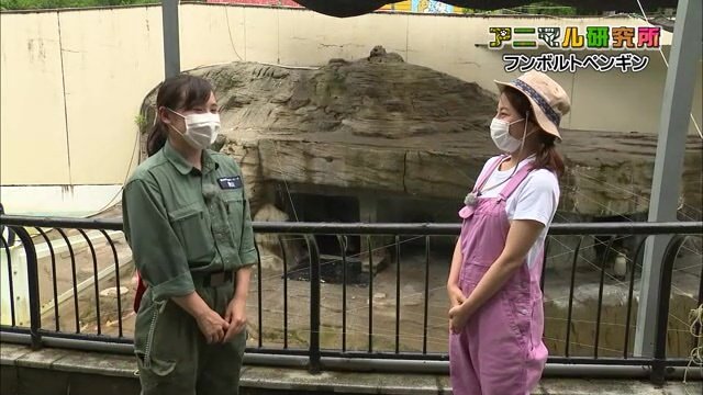 富山市ファミリーパークの青山三菜さん(左)と岡部里香リポーター(右)