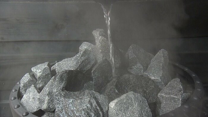 熱した石に水が注がれ、白い蒸気が立ち上る「ロウリュ」