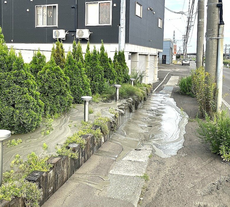 【判明】北海道新幹線のトンネル工事で歩道に泥土流れ出た問題＿現場に”過去のボーリング調査跡”が…大型機械で掘削中に”跡”を通じて泥や土が流れ出たと推定＿北海道札幌市｜FNNプライムオンライン