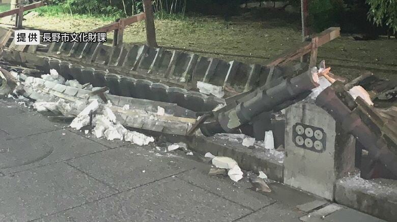 長雨が影響か　国の史跡「真田邸」の土塀が約50ｍ倒壊　「一気に崩れて驚いた」バラバラの瓦や木材が歩道を覆う　木材が劣化、水分を含み重みに耐えられらなくなった可能性　長野市松代町｜FNNプライムオンライン