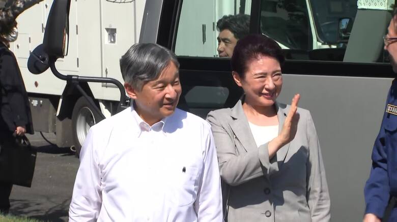 天皇皇后両陛下が被災地・熊本で被災者らお見舞い 胸元には「くまモン」 バスの窓開け沿道の人々に笑顔で応えられる|FNNプライムオンライン