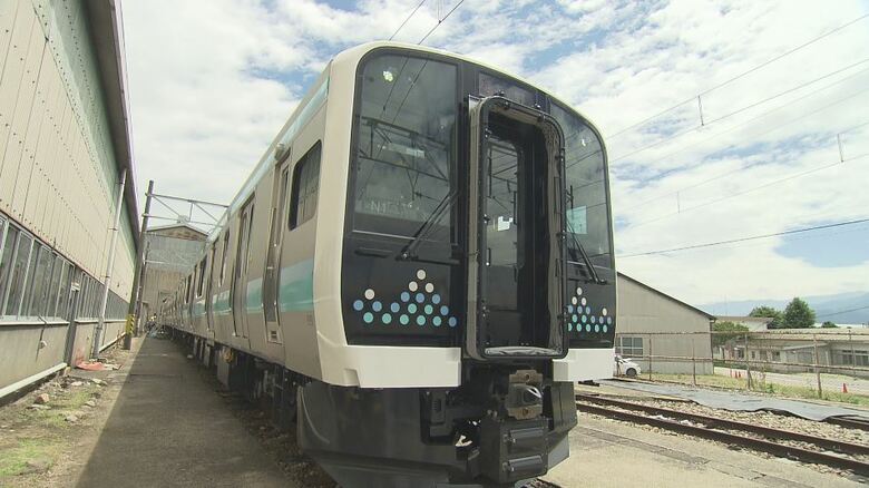28年ぶり新型車両　JR東日本が「E131系」を公開　長野－高尾間の中央本線、篠ノ井線、信越本線で2026年秋ごろ運転開始　アルプスの山を思わせるドット柄デザイン　座席の幅は2センチ広く、防犯カメラも設置｜FNNプライムオンライン