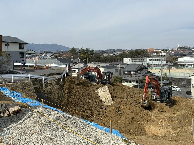 「外に出てみたら道路陥没」道路の一部が崩落　巻き込まれた人やけが人はなし　奈良市の住宅街｜FNNプライムオンライン