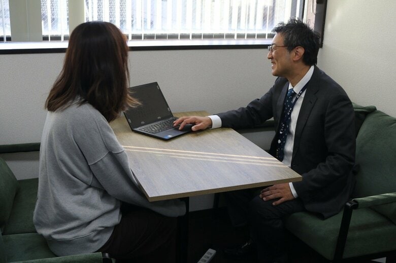 障がい者向けサテライトオフィス運営ワークスバリアフリーの利用者アンケート。利用者満足度と継続就業意向 共に5点満点中4.5。定着と活躍を支える伴走型支援。