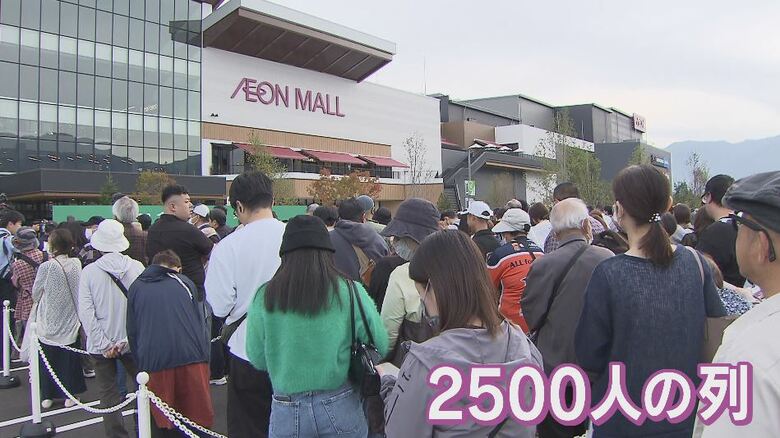 「イオンモール須坂」グランドオープン　開店前に2500人が列　店舗面積は約6万3000平方メートルで県内最大級　「東京に行かなくても済む」の声も　　｜FNNプライムオンライン