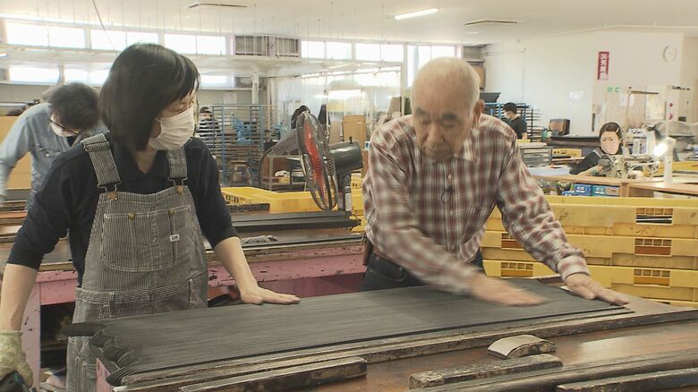 職人歴は72年 職人たちから「親方」と呼ばれる佐渡会長(右)