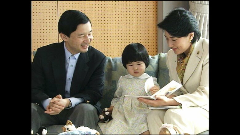 2003年12月 絵本をご覧になる愛子さま