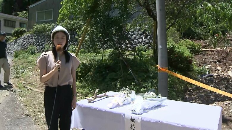 水野さん宅近くの献花台(6月4日)