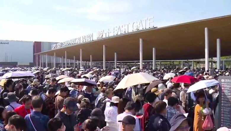 GW初日27日の万博入場ゲート付近