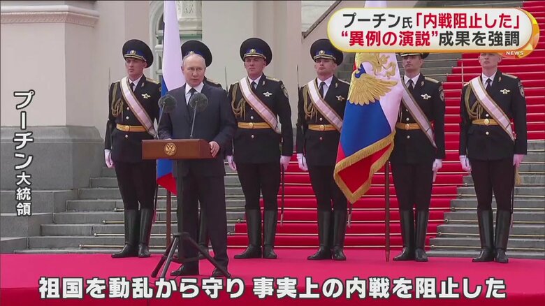 2500人以上を前に演説するプーチン大統領（モスクワ　27日）