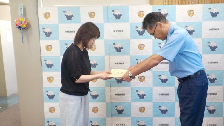 署長感謝状を受け取る梨木さん（左）