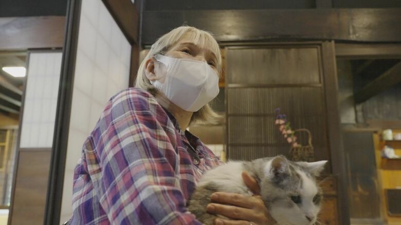 ネコのエピソードを教えてくれた清水かつ子さん（このネコはSKATではありません）