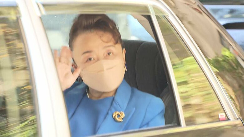 信子さまは、にこやかに手を振り、退院された（去年11月24日）