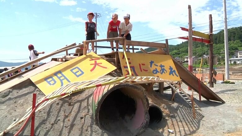 がれきで組み立てられた遊具