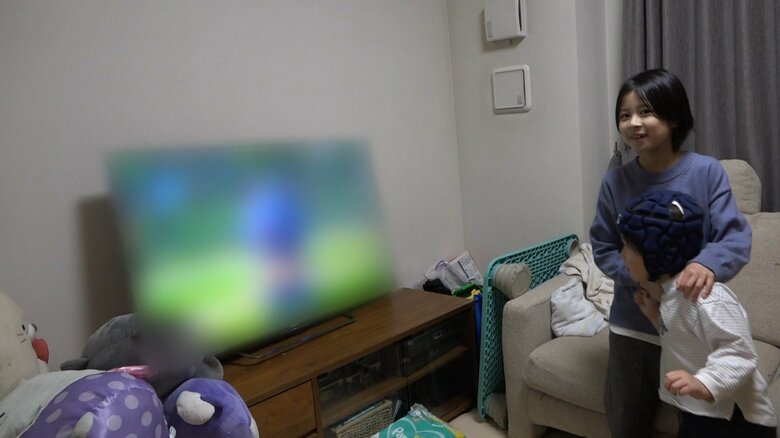 テレビを押して、倒してしまう