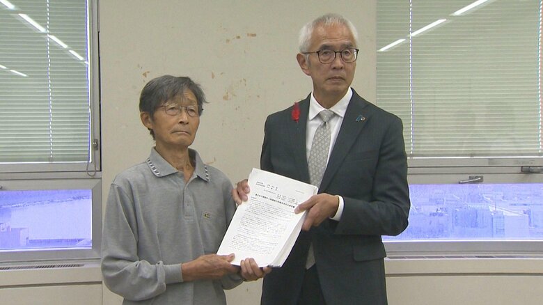 県立松代病院を守る会 村山繁一 会長（左）／金井健一 病院局長（右）