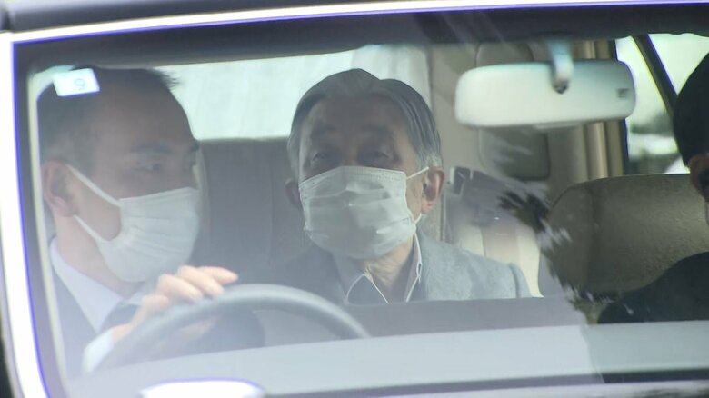 美智子さまを見舞うため入院先の東大病院に向かわれた上皇さま（2024年10月）