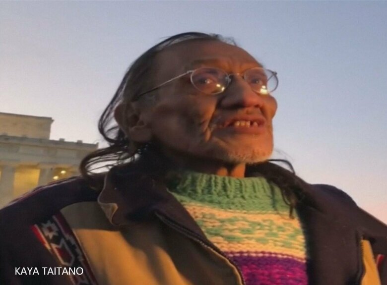 インタビューを受ける高齢の原住民