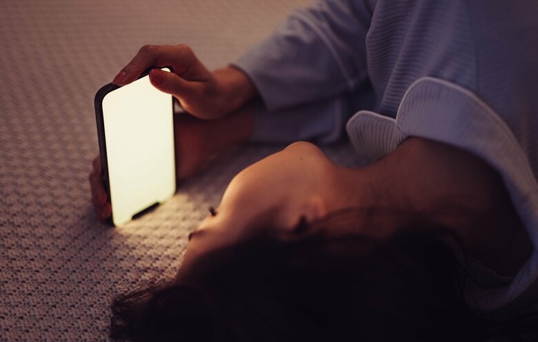 スマホの明るさにも気を付けよう（画像はイメージ）
