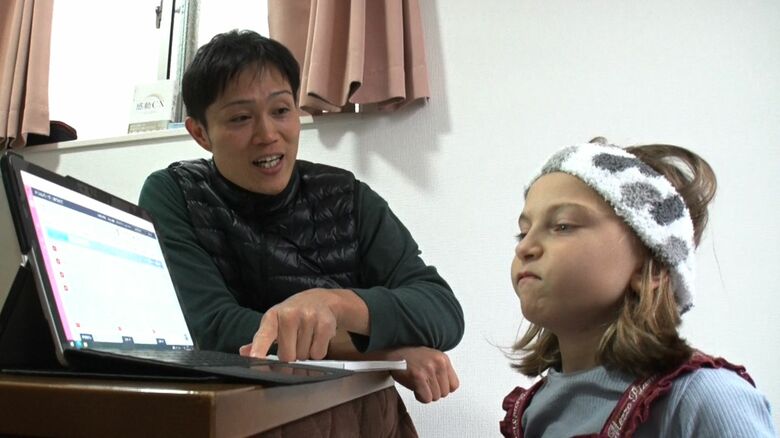 漢字の勉強をする和真さんとレギナちゃん