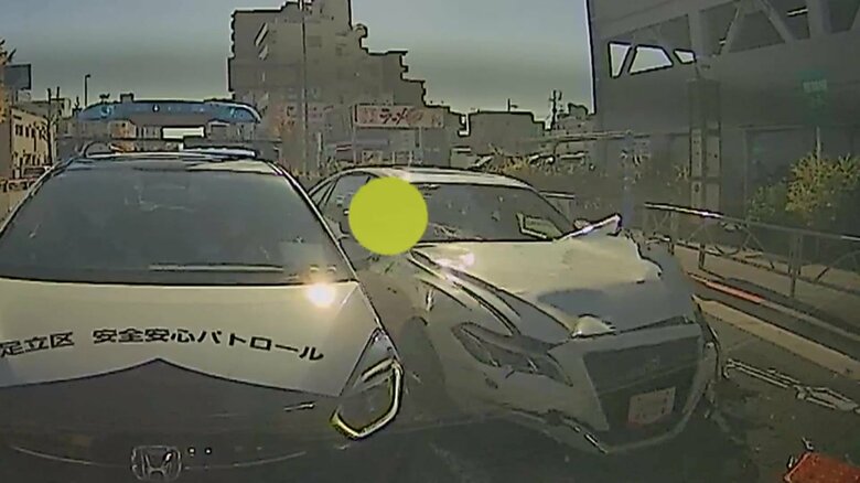 撮影者の後方から蛇行しながらトラックなどに追突した盗難車