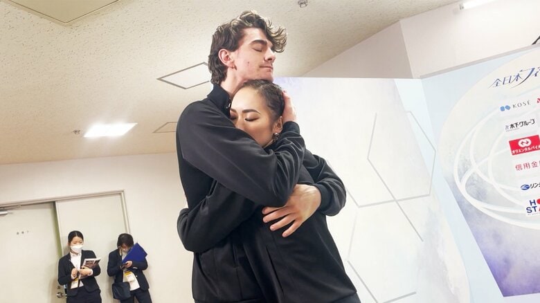 優勝が決まって抱き合う2人（2023年全日本）