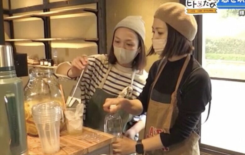 シェアキッチンを利用してカフェを出店する2人の女性