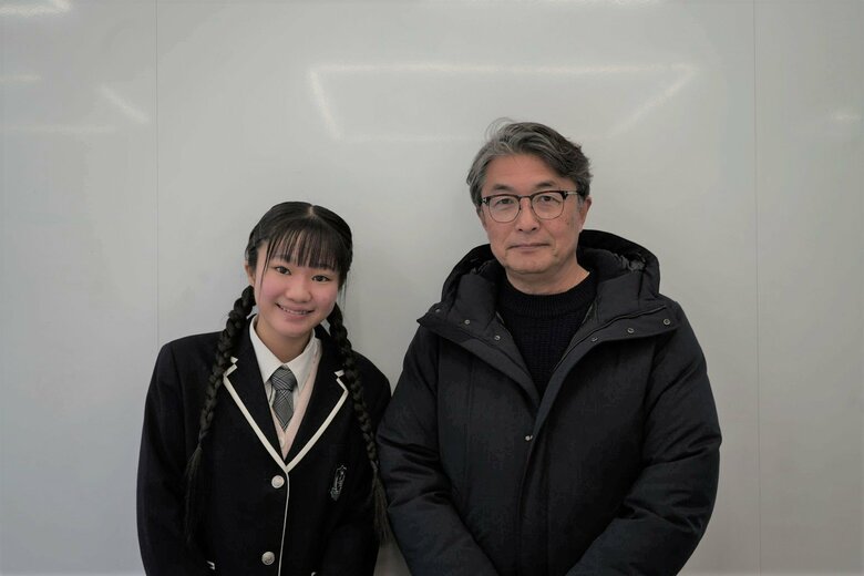 四條さん「この学校に来て良かった」（右は筆者）