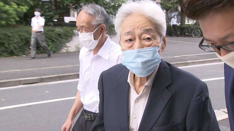 砂防会館別館に入る青木氏（2020年8月）