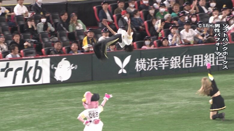 アクロバティックなパフォーマンスを披露する　男性パフォーマー
