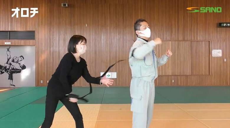 背後から社長の右腕を拘束